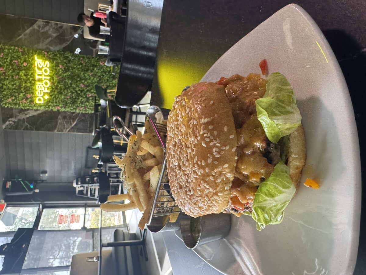 Gourmet Burgers at Eterna Restaurant near Disney World